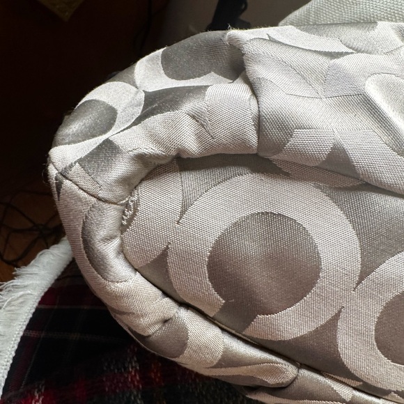 Beautiful Silver with Pink satin Lining Shoulder or Handbag. - Picture 16 of 16